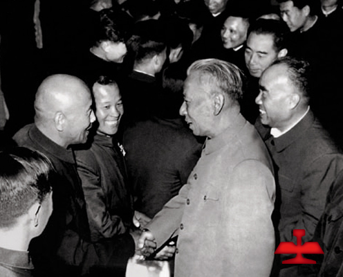 1959年毛澤東同志親切接見(jiàn)全國著(zhù)名勞動(dòng)模范、鞍鋼老英雄孟泰